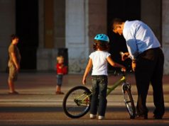 Genitori e figlio in bici