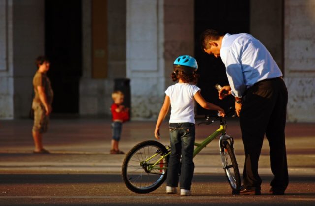 Genitori e figlio in bici