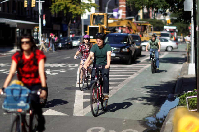 Casco e patente obbligatori a New York per le bici