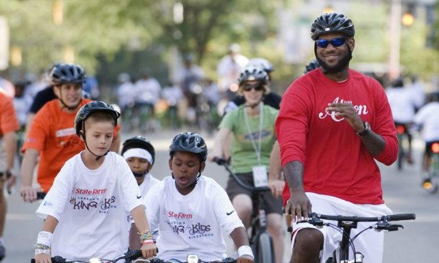LeBron James in bici