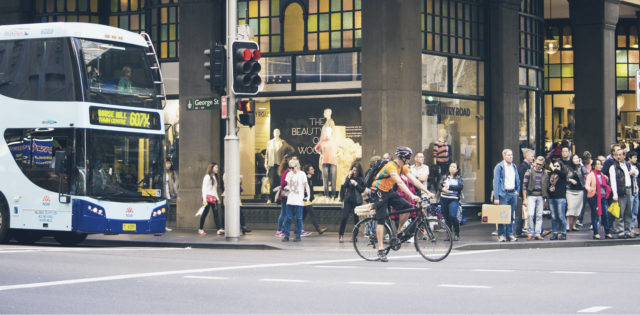 Bici, piedi, mezzi pubblici. Il mix per ridurre le emissioni dei trasporti