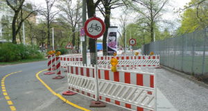 https://commons.wikimedia.org/wiki/File:Temporary_bike_line_Alt_Moabit_Berlin.JPG
